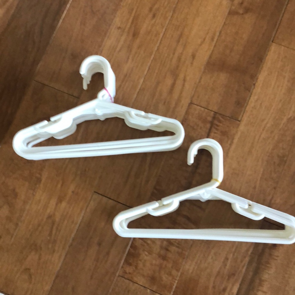 ☘️ $2 Smoke Free Home 20 Childs Plastic hangers